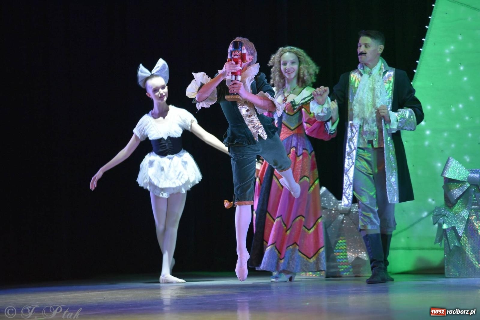 Zdjęcie w galerii na portalu naszraciborz.pl: Dziadek do orzechów - familijny spektakl na deskach RCK [FOTO i WIDEO] wiadomości z regionu