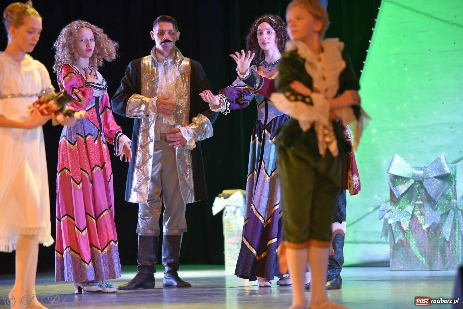 Zdjęcie w galerii na portalu naszraciborz.pl: Dziadek do orzechów - familijny spektakl na deskach RCK [FOTO i WIDEO] wiadomości z regionu