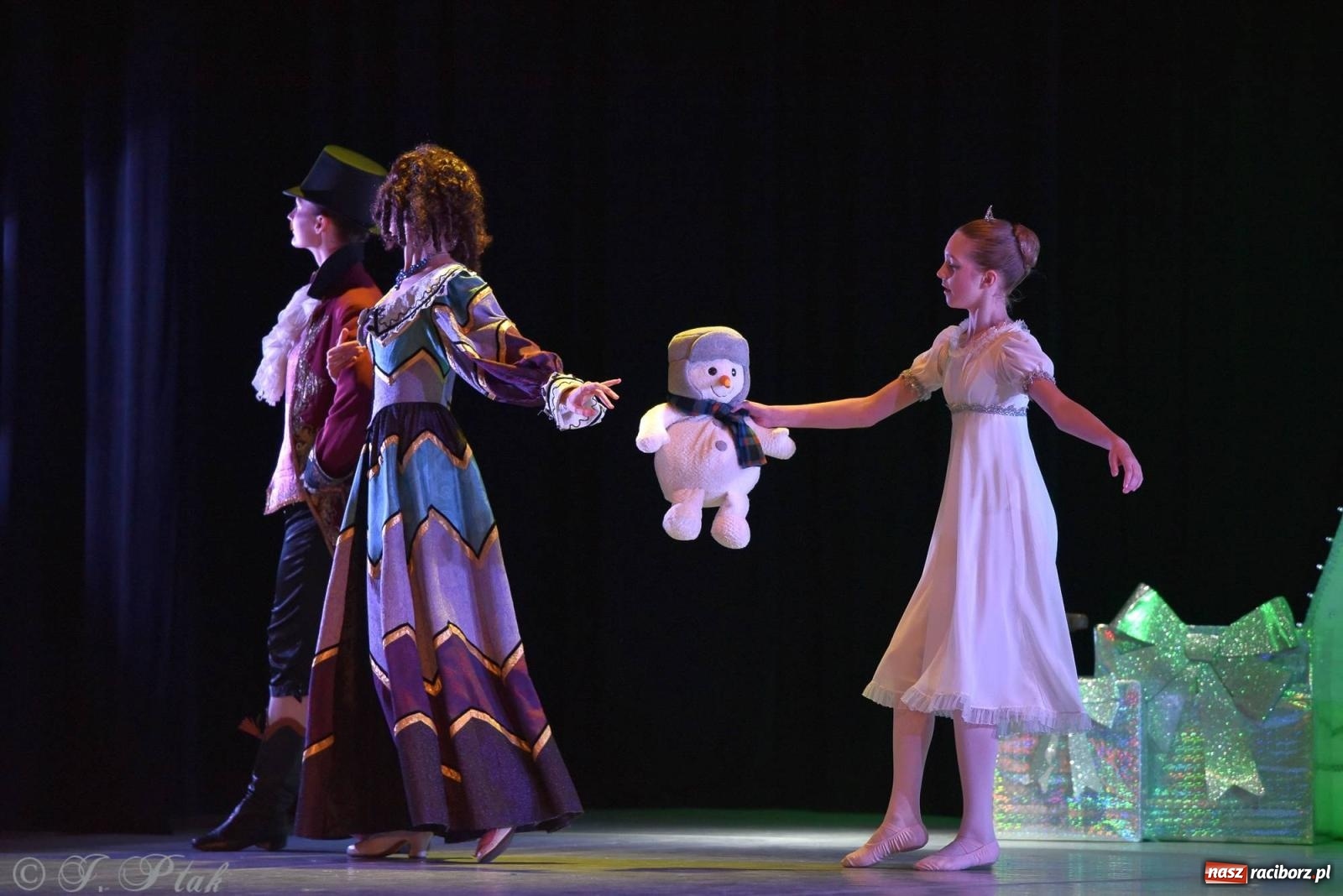 Zdjęcie w galerii na portalu naszraciborz.pl: Dziadek do orzechów - familijny spektakl na deskach RCK [FOTO i WIDEO] wiadomości z regionu