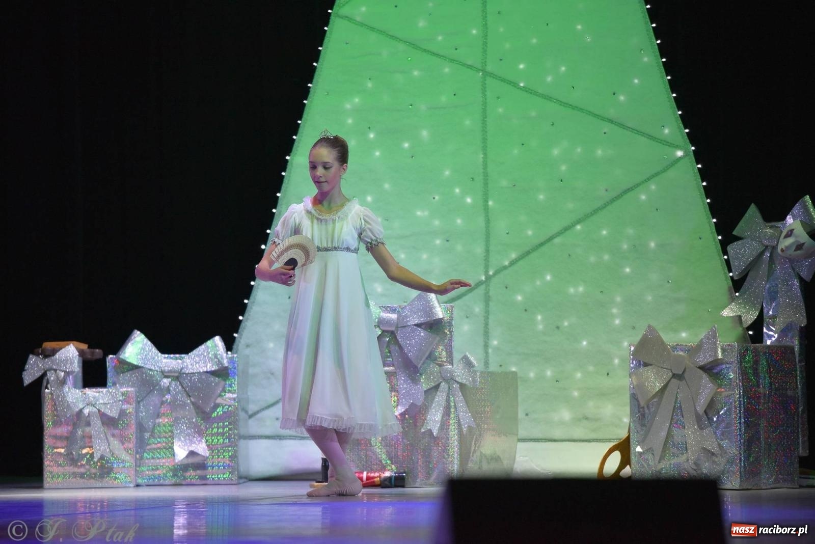 Zdjęcie w galerii na portalu naszraciborz.pl: Dziadek do orzechów - familijny spektakl na deskach RCK [FOTO i WIDEO] wiadomości z regionu