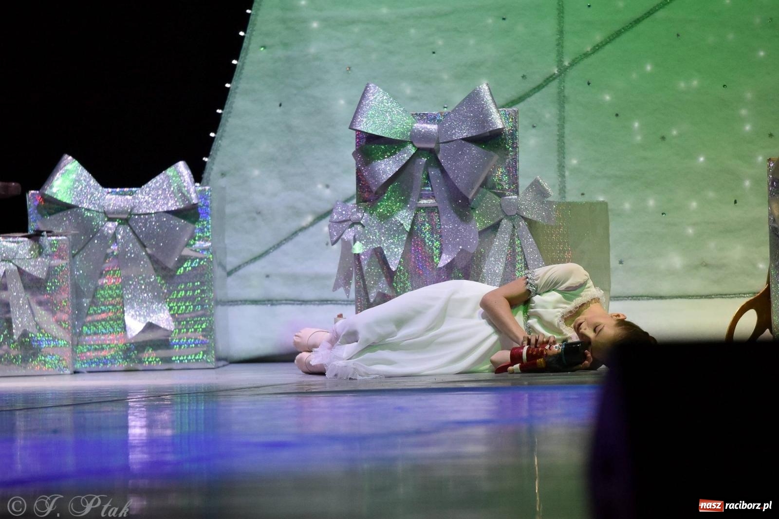 Zdjęcie w galerii na portalu naszraciborz.pl: Dziadek do orzechów - familijny spektakl na deskach RCK [FOTO i WIDEO] wiadomości z regionu