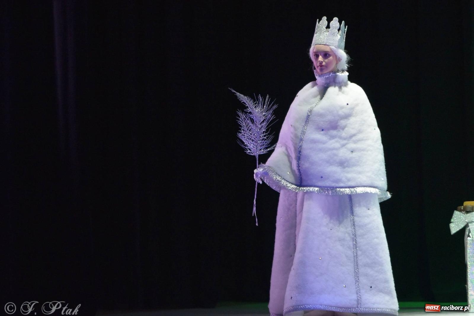 Zdjęcie w galerii na portalu naszraciborz.pl: Dziadek do orzechów - familijny spektakl na deskach RCK [FOTO i WIDEO] wiadomości z regionu