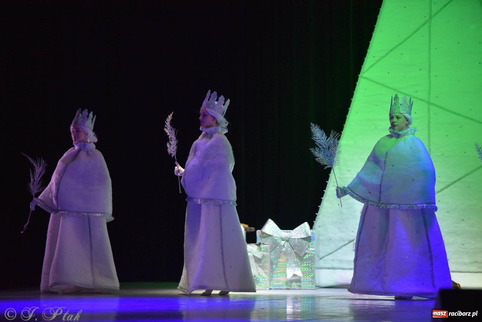 Zdjęcie w galerii na portalu naszraciborz.pl: Dziadek do orzechów - familijny spektakl na deskach RCK [FOTO i WIDEO] wiadomości z regionu