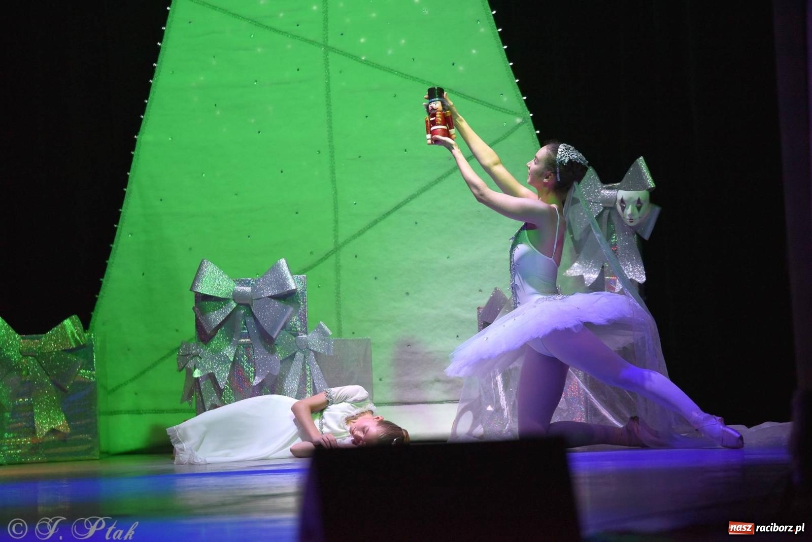 Zdjęcie w galerii na portalu naszraciborz.pl: Dziadek do orzechów - familijny spektakl na deskach RCK [FOTO i WIDEO] wiadomości z regionu