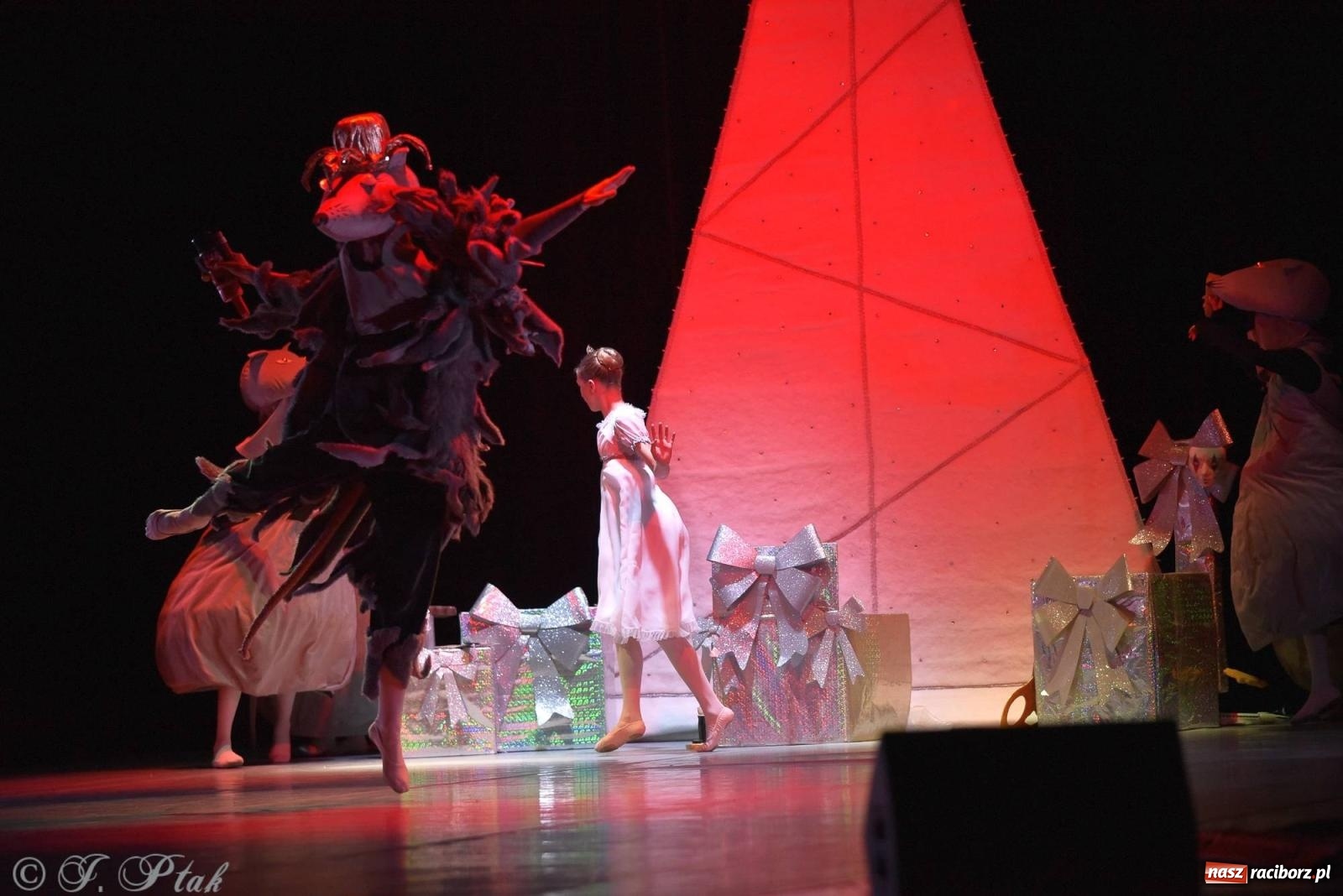 Zdjęcie w galerii na portalu naszraciborz.pl: Dziadek do orzechów - familijny spektakl na deskach RCK [FOTO i WIDEO] wiadomości z regionu