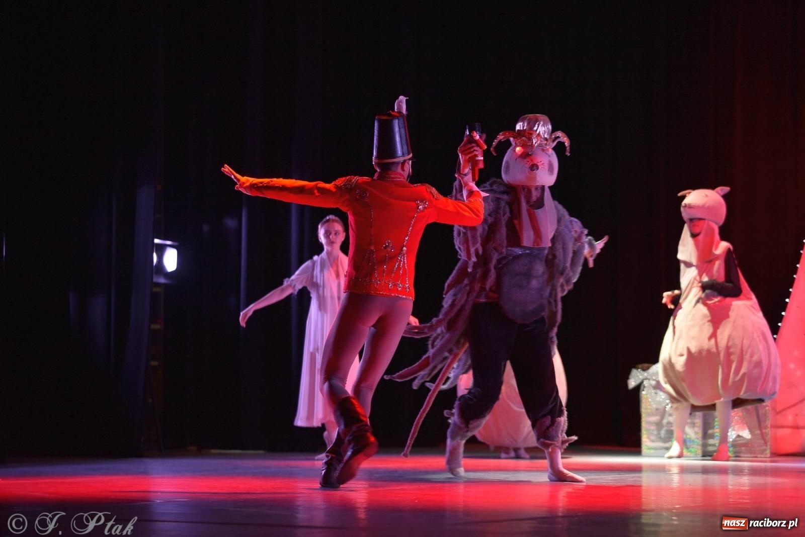 Zdjęcie w galerii na portalu naszraciborz.pl: Dziadek do orzechów - familijny spektakl na deskach RCK [FOTO i WIDEO] wiadomości z regionu