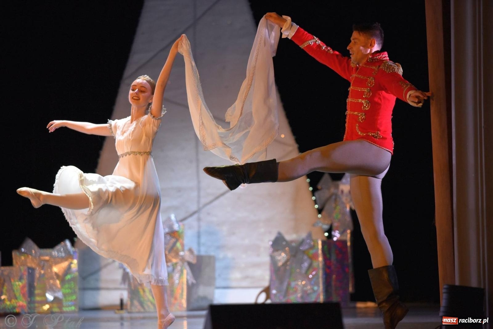 Zdjęcie w galerii na portalu naszraciborz.pl: Dziadek do orzechów - familijny spektakl na deskach RCK [FOTO i WIDEO] wiadomości z regionu