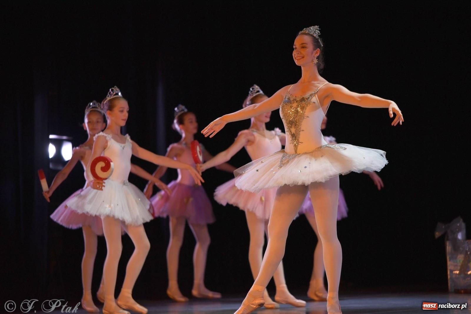 Zdjęcie w galerii na portalu naszraciborz.pl: Dziadek do orzechów - familijny spektakl na deskach RCK [FOTO i WIDEO] wiadomości z regionu