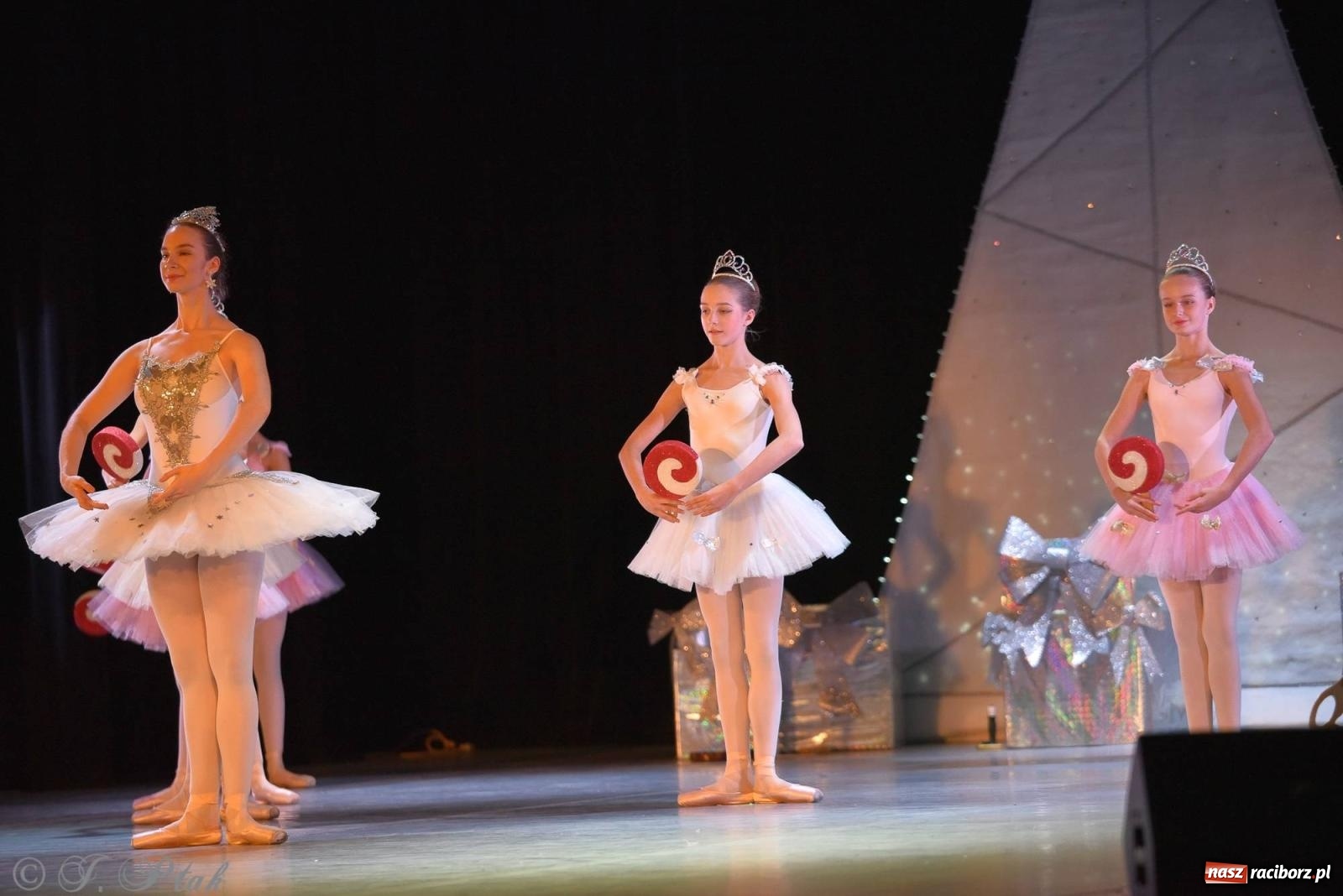 Zdjęcie w galerii na portalu naszraciborz.pl: Dziadek do orzechów - familijny spektakl na deskach RCK [FOTO i WIDEO] wiadomości z regionu