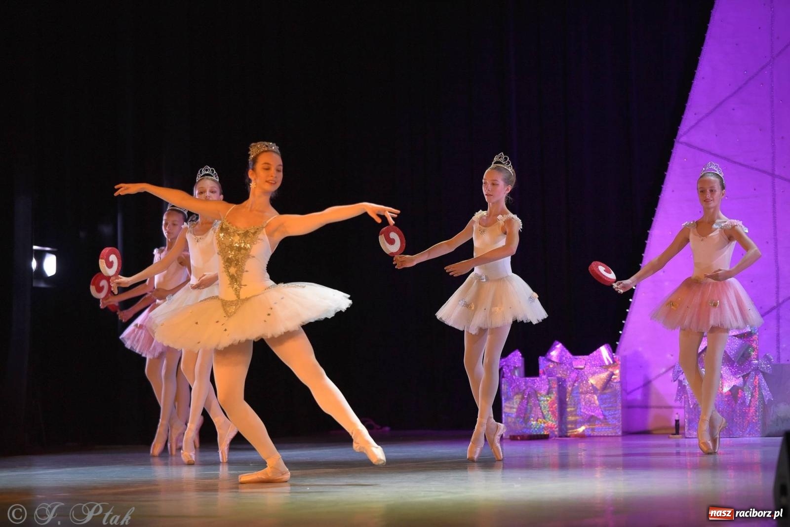 Zdjęcie w galerii na portalu naszraciborz.pl: Dziadek do orzechów - familijny spektakl na deskach RCK [FOTO i WIDEO] wiadomości z regionu