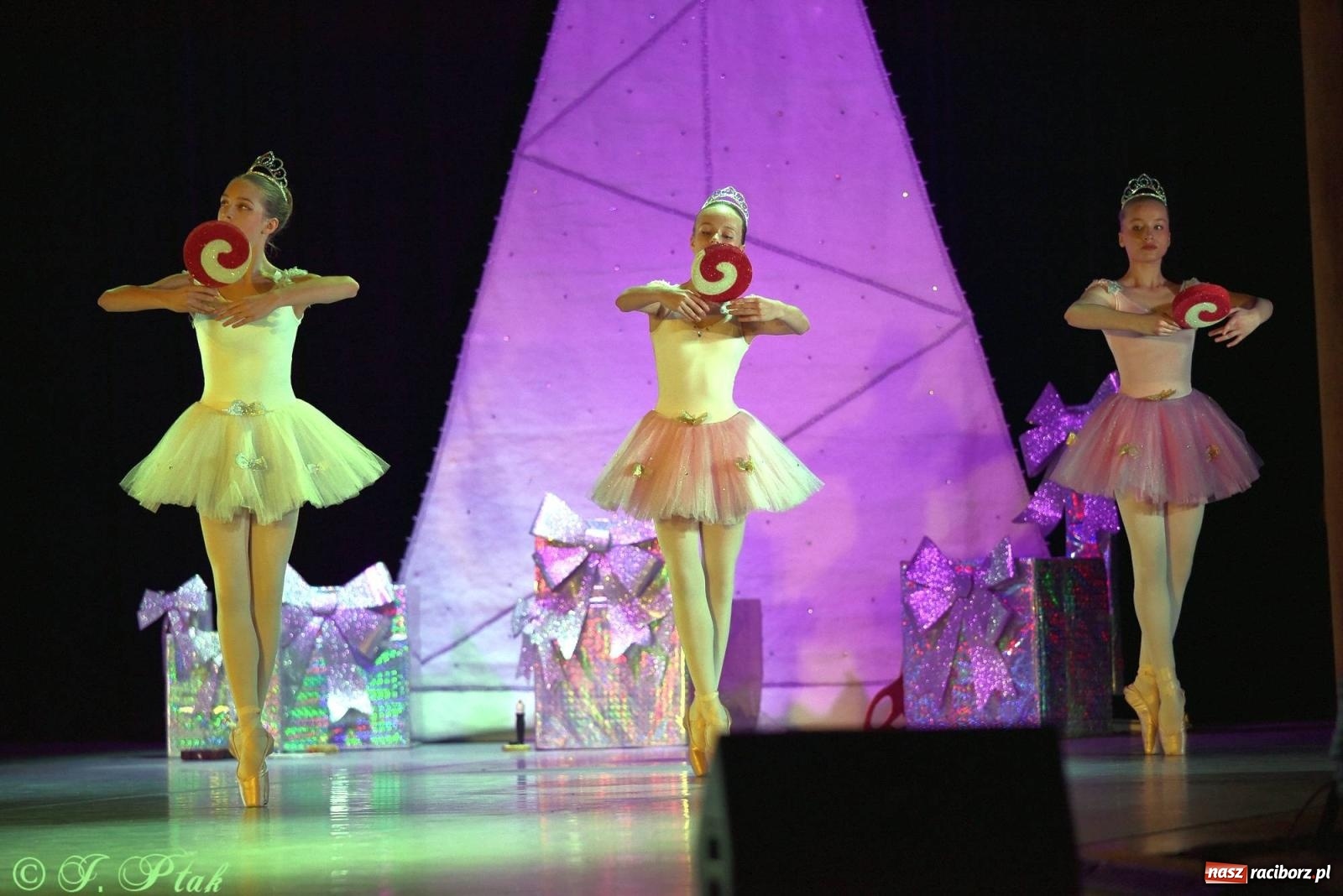 Zdjęcie w galerii na portalu naszraciborz.pl: Dziadek do orzechów - familijny spektakl na deskach RCK [FOTO i WIDEO] wiadomości z regionu