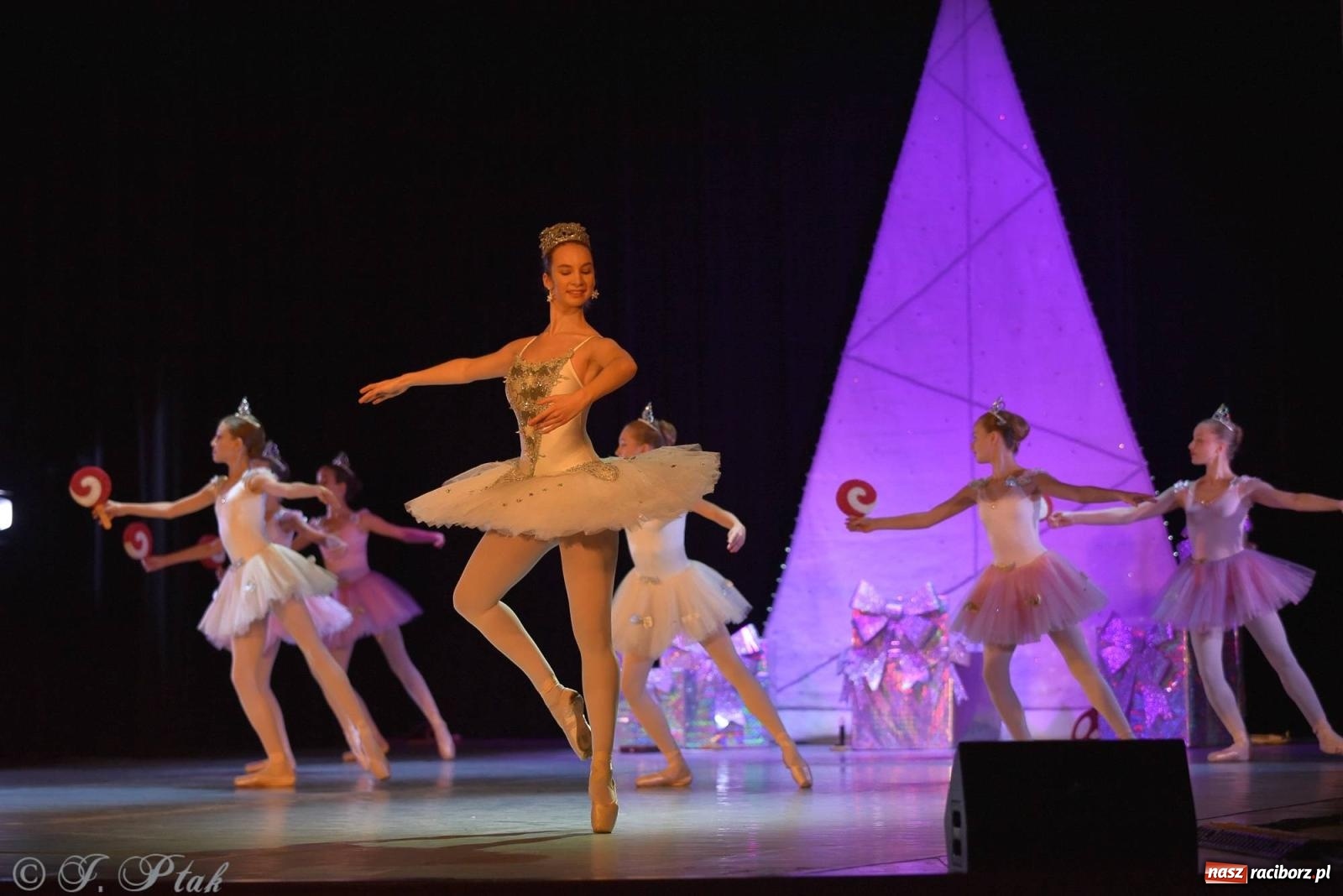 Zdjęcie w galerii na portalu naszraciborz.pl: Dziadek do orzechów - familijny spektakl na deskach RCK [FOTO i WIDEO] wiadomości z regionu