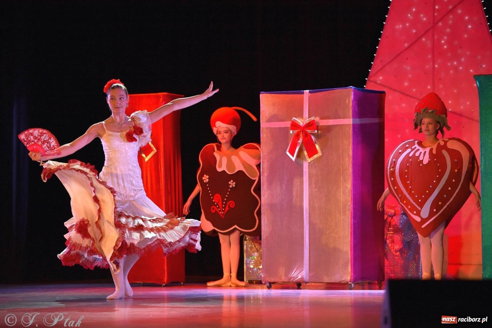 Zdjęcie w galerii na portalu naszraciborz.pl: Dziadek do orzechów - familijny spektakl na deskach RCK [FOTO i WIDEO] wiadomości z regionu