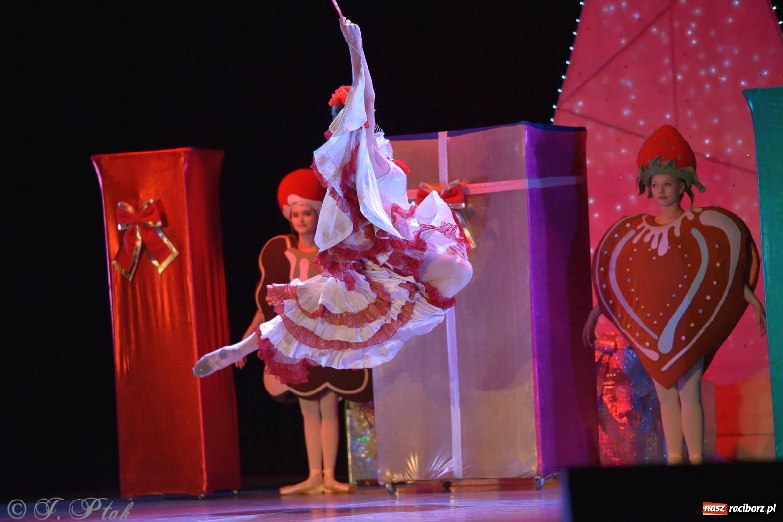 Zdjęcie w galerii na portalu naszraciborz.pl: Dziadek do orzechów - familijny spektakl na deskach RCK [FOTO i WIDEO] wiadomości z regionu