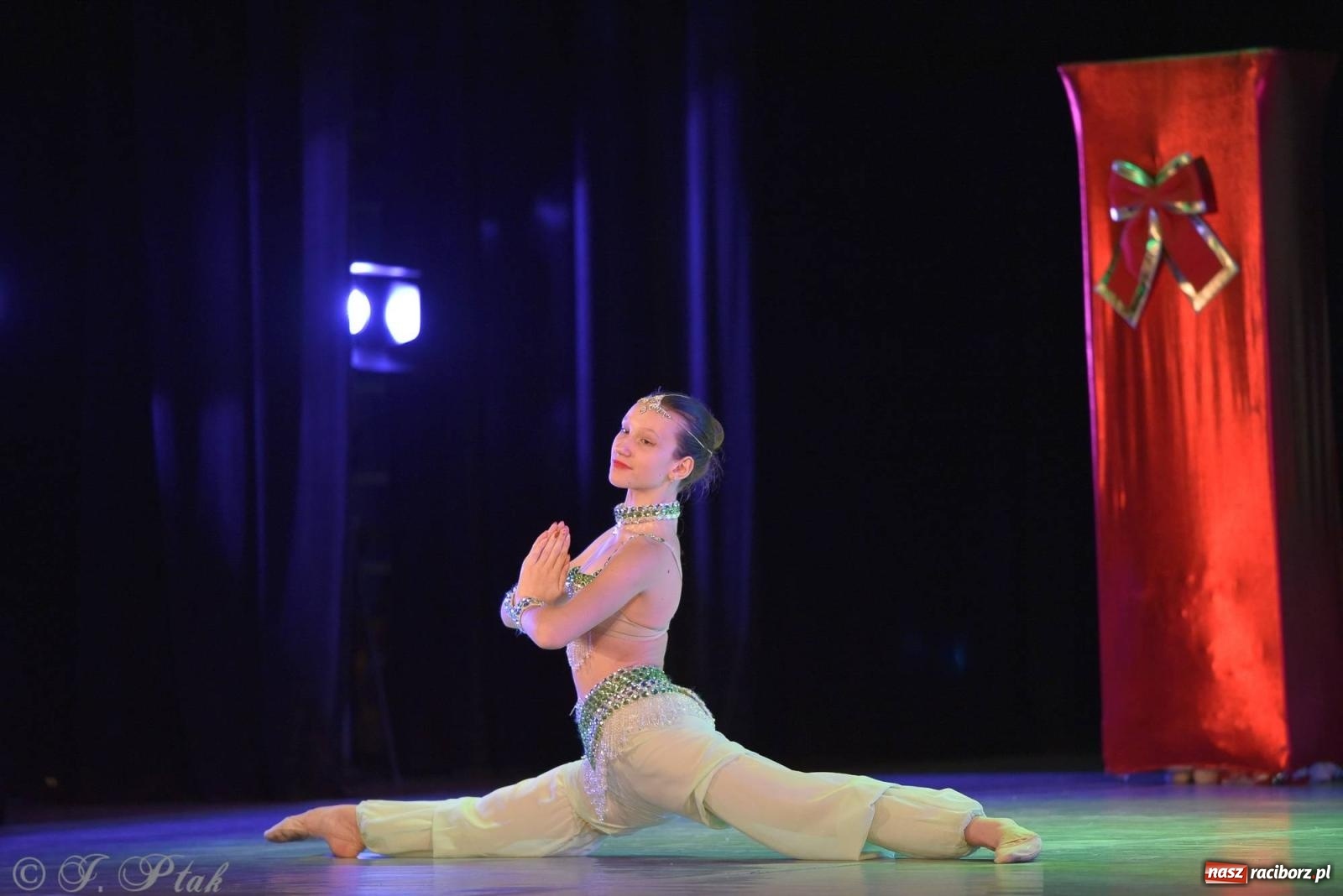 Zdjęcie w galerii na portalu naszraciborz.pl: Dziadek do orzechów - familijny spektakl na deskach RCK [FOTO i WIDEO] wiadomości z regionu