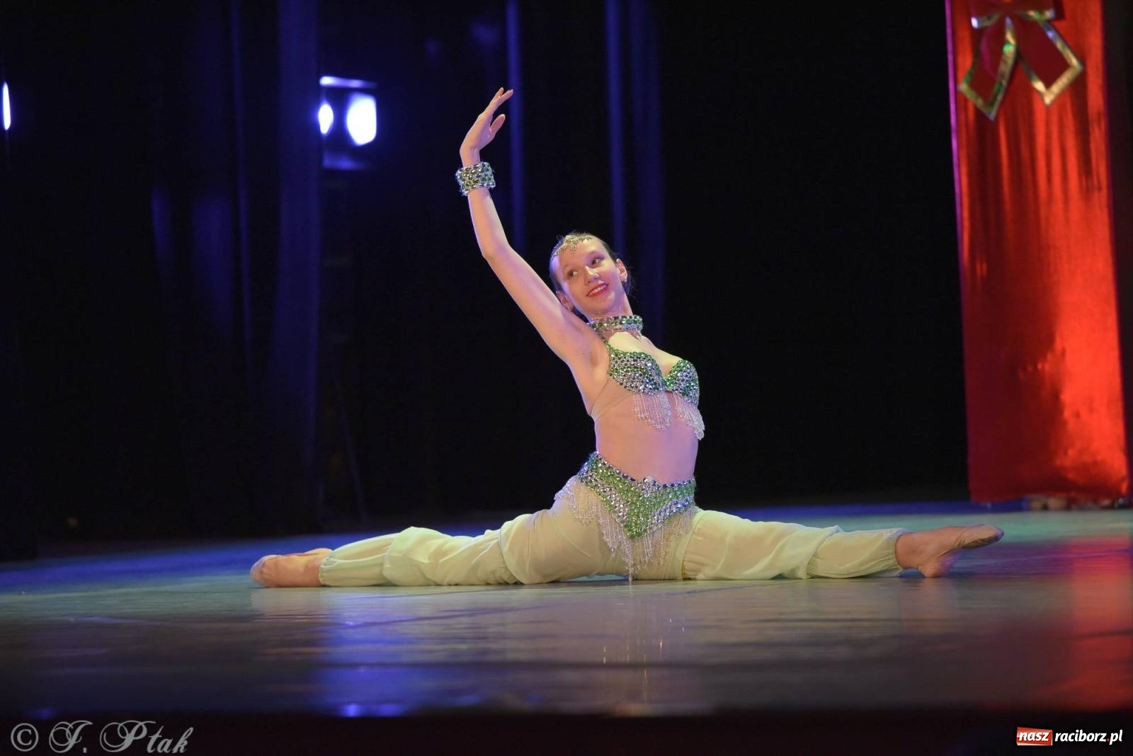 Zdjęcie w galerii na portalu naszraciborz.pl: Dziadek do orzechów - familijny spektakl na deskach RCK [FOTO i WIDEO] wiadomości z regionu