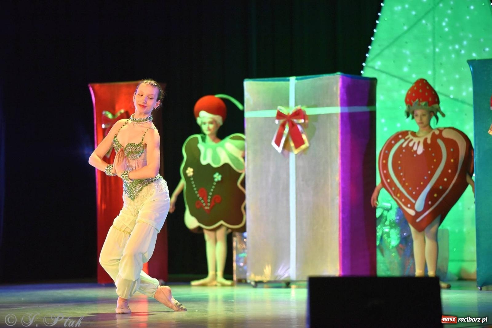 Zdjęcie w galerii na portalu naszraciborz.pl: Dziadek do orzechów - familijny spektakl na deskach RCK [FOTO i WIDEO] wiadomości z regionu