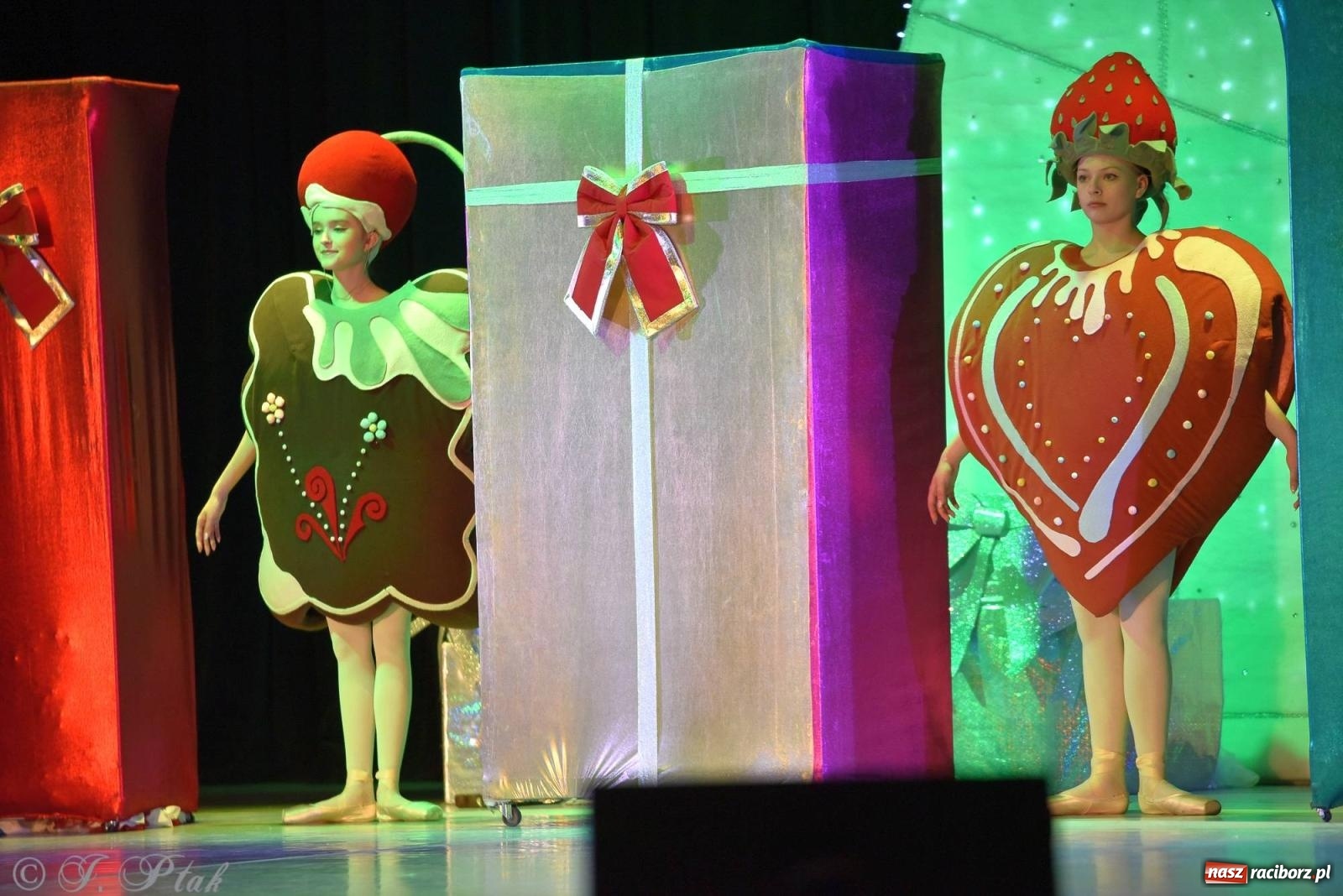 Zdjęcie w galerii na portalu naszraciborz.pl: Dziadek do orzechów - familijny spektakl na deskach RCK [FOTO i WIDEO] wiadomości z regionu