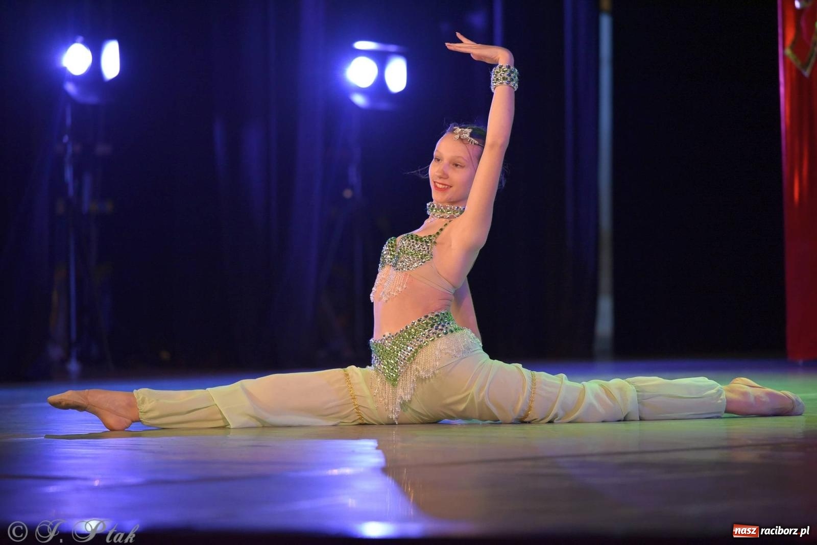 Zdjęcie w galerii na portalu naszraciborz.pl: Dziadek do orzechów - familijny spektakl na deskach RCK [FOTO i WIDEO] wiadomości z regionu