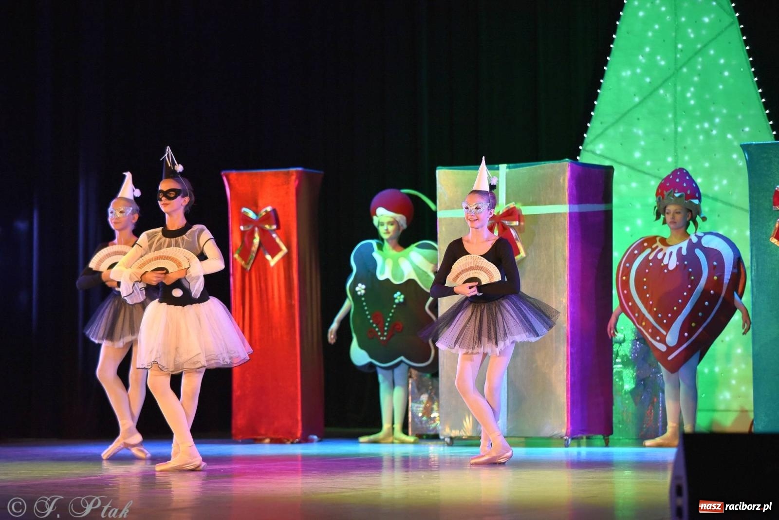 Zdjęcie w galerii na portalu naszraciborz.pl: Dziadek do orzechów - familijny spektakl na deskach RCK [FOTO i WIDEO] wiadomości z regionu