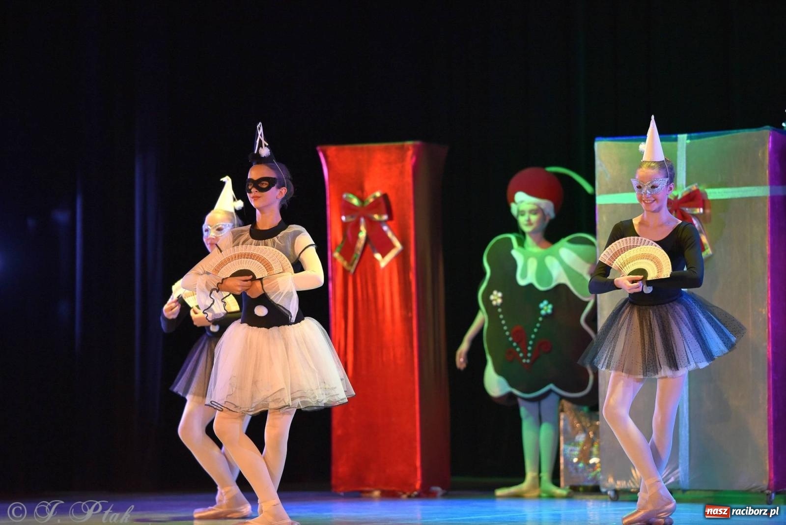 Zdjęcie w galerii na portalu naszraciborz.pl: Dziadek do orzechów - familijny spektakl na deskach RCK [FOTO i WIDEO] wiadomości z regionu