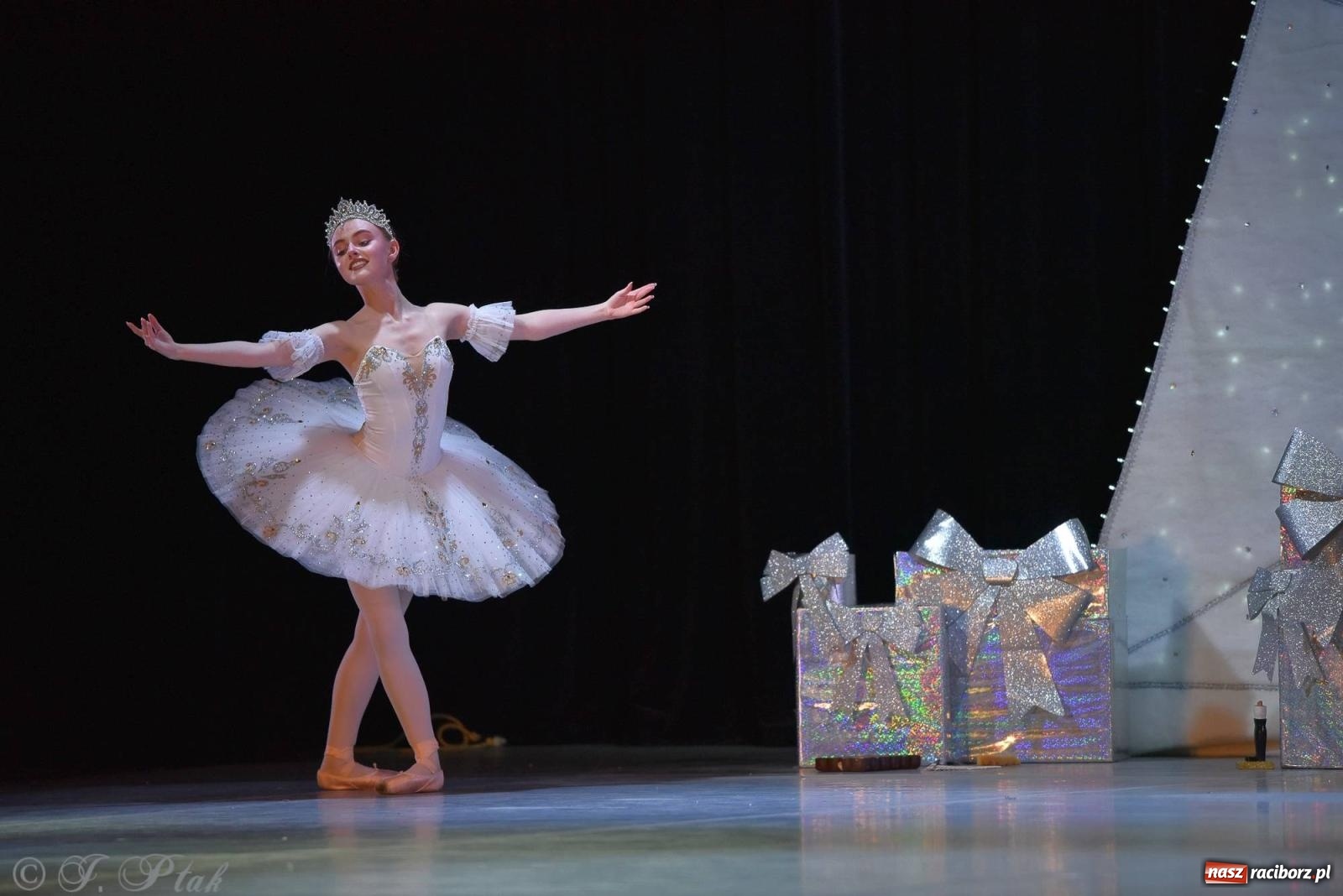 Zdjęcie w galerii na portalu naszraciborz.pl: Dziadek do orzechów - familijny spektakl na deskach RCK [FOTO i WIDEO] wiadomości z regionu