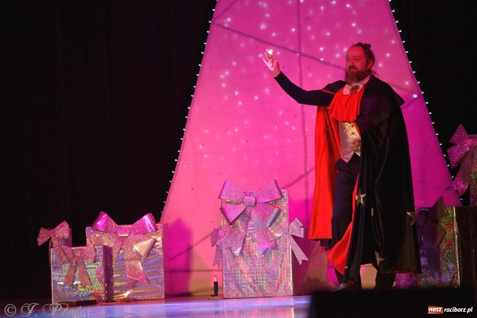 Zdjęcie w galerii na portalu naszraciborz.pl: Dziadek do orzechów - familijny spektakl na deskach RCK [FOTO i WIDEO] wiadomości z regionu