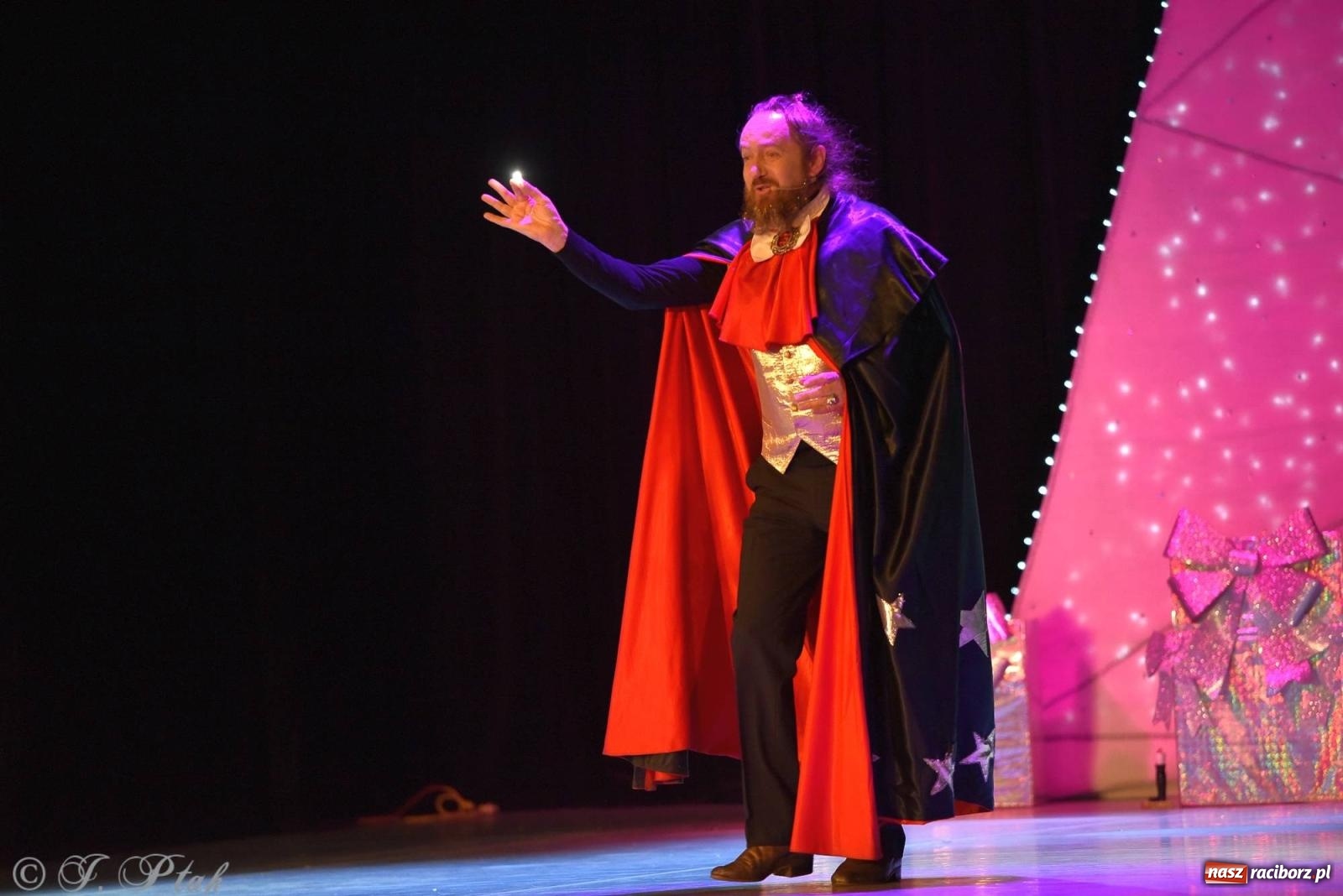 Zdjęcie w galerii na portalu naszraciborz.pl: Dziadek do orzechów - familijny spektakl na deskach RCK [FOTO i WIDEO] wiadomości z regionu