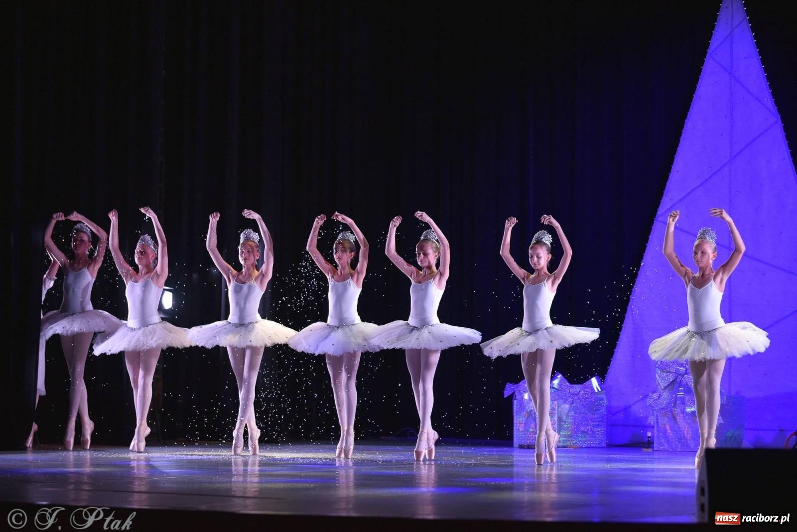 Zdjęcie w galerii na portalu naszraciborz.pl: Dziadek do orzechów - familijny spektakl na deskach RCK [FOTO i WIDEO] wiadomości z regionu