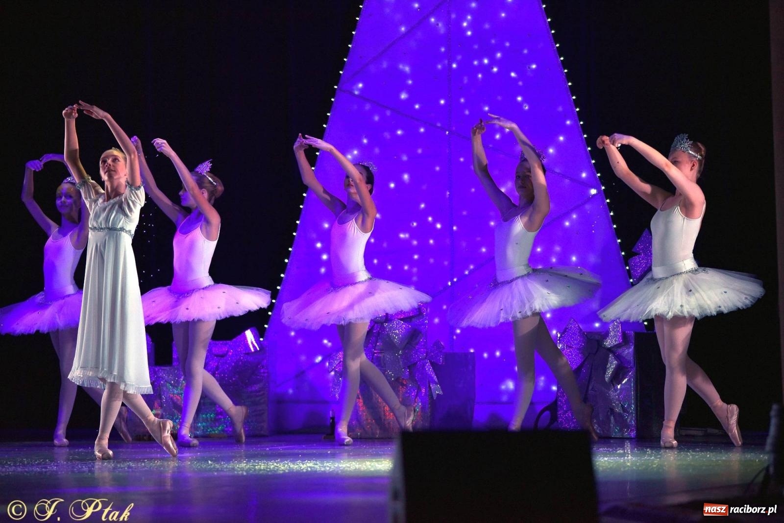 Zdjęcie w galerii na portalu naszraciborz.pl: Dziadek do orzechów - familijny spektakl na deskach RCK [FOTO i WIDEO] wiadomości z regionu