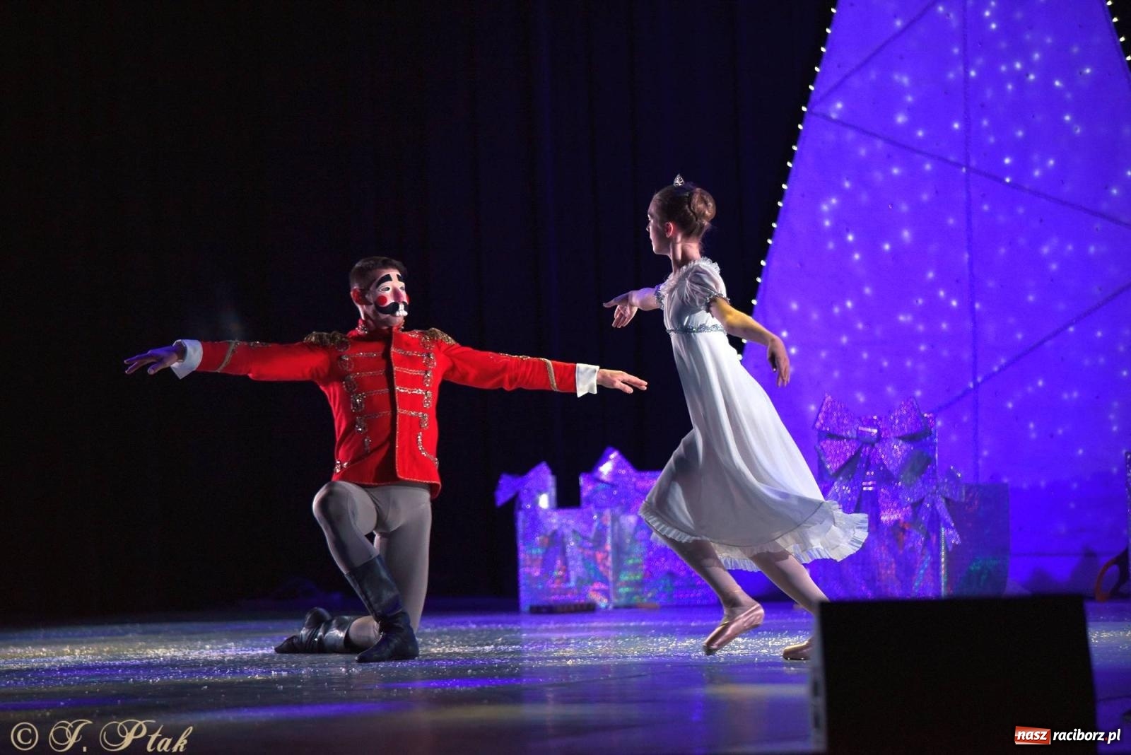 Zdjęcie w galerii na portalu naszraciborz.pl: Dziadek do orzechów - familijny spektakl na deskach RCK [FOTO i WIDEO] wiadomości z regionu