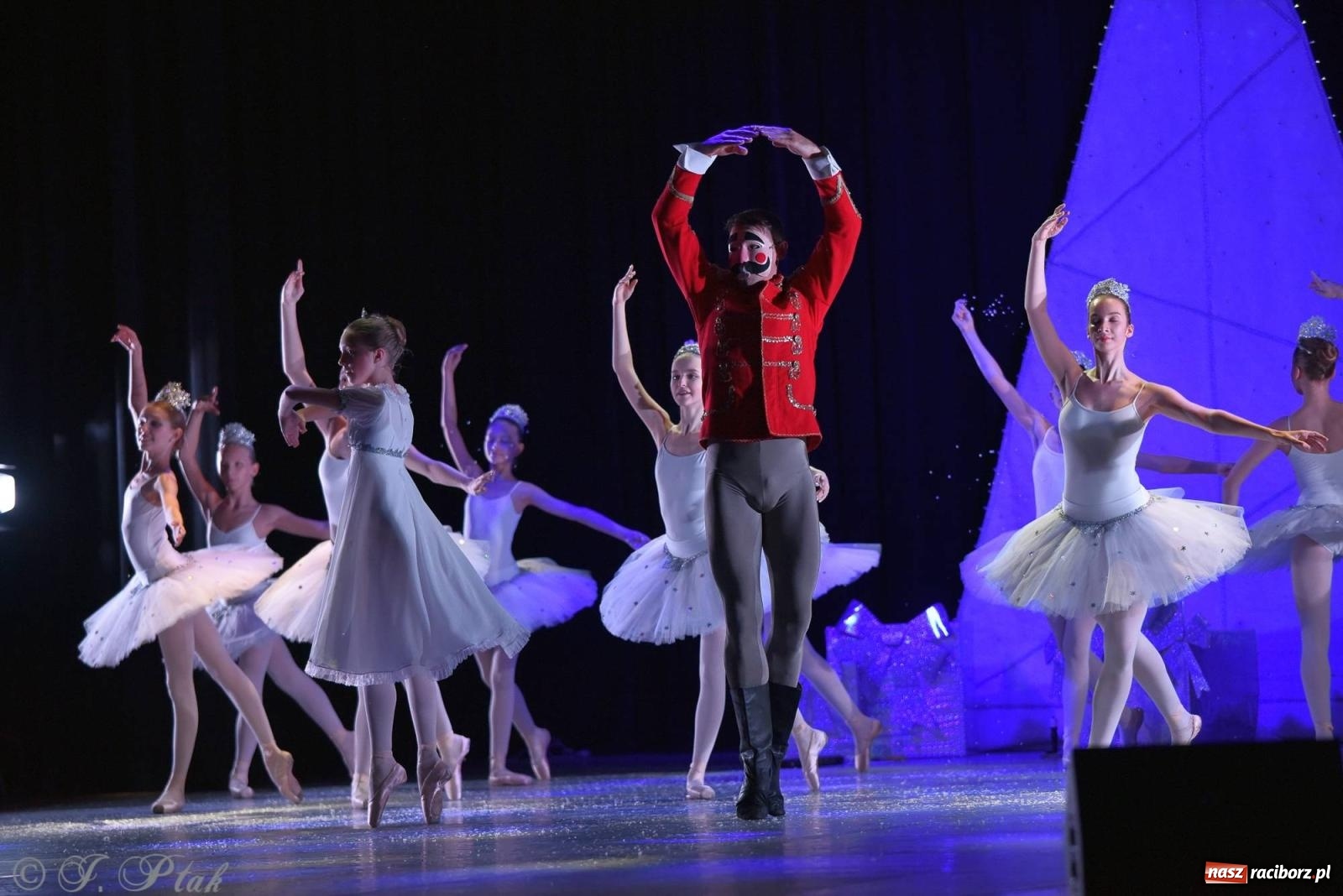 Zdjęcie w galerii na portalu naszraciborz.pl: Dziadek do orzechów - familijny spektakl na deskach RCK [FOTO i WIDEO] wiadomości z regionu