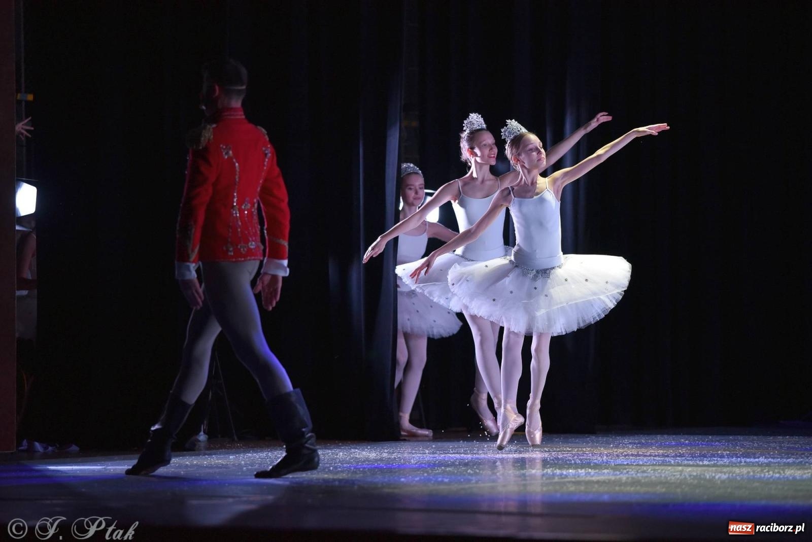 Zdjęcie w galerii na portalu naszraciborz.pl: Dziadek do orzechów - familijny spektakl na deskach RCK [FOTO i WIDEO] wiadomości z regionu