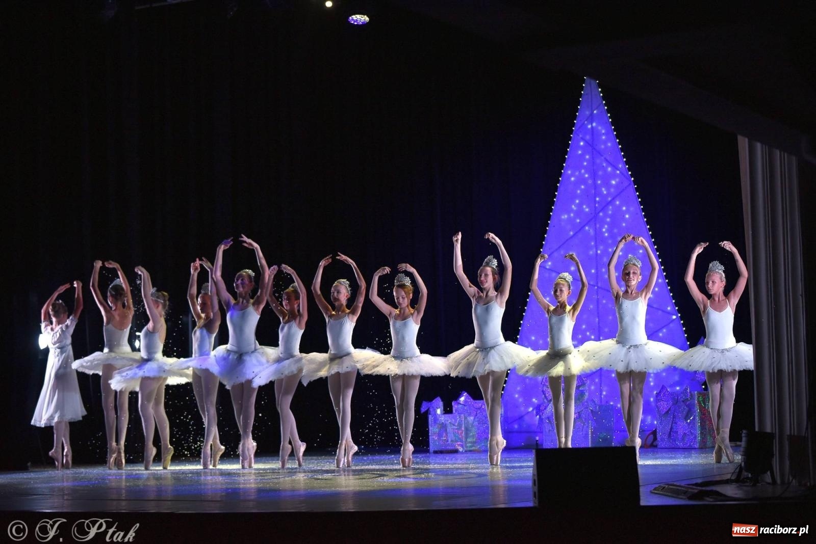 Zdjęcie w galerii na portalu naszraciborz.pl: Dziadek do orzechów - familijny spektakl na deskach RCK [FOTO i WIDEO] wiadomości z regionu