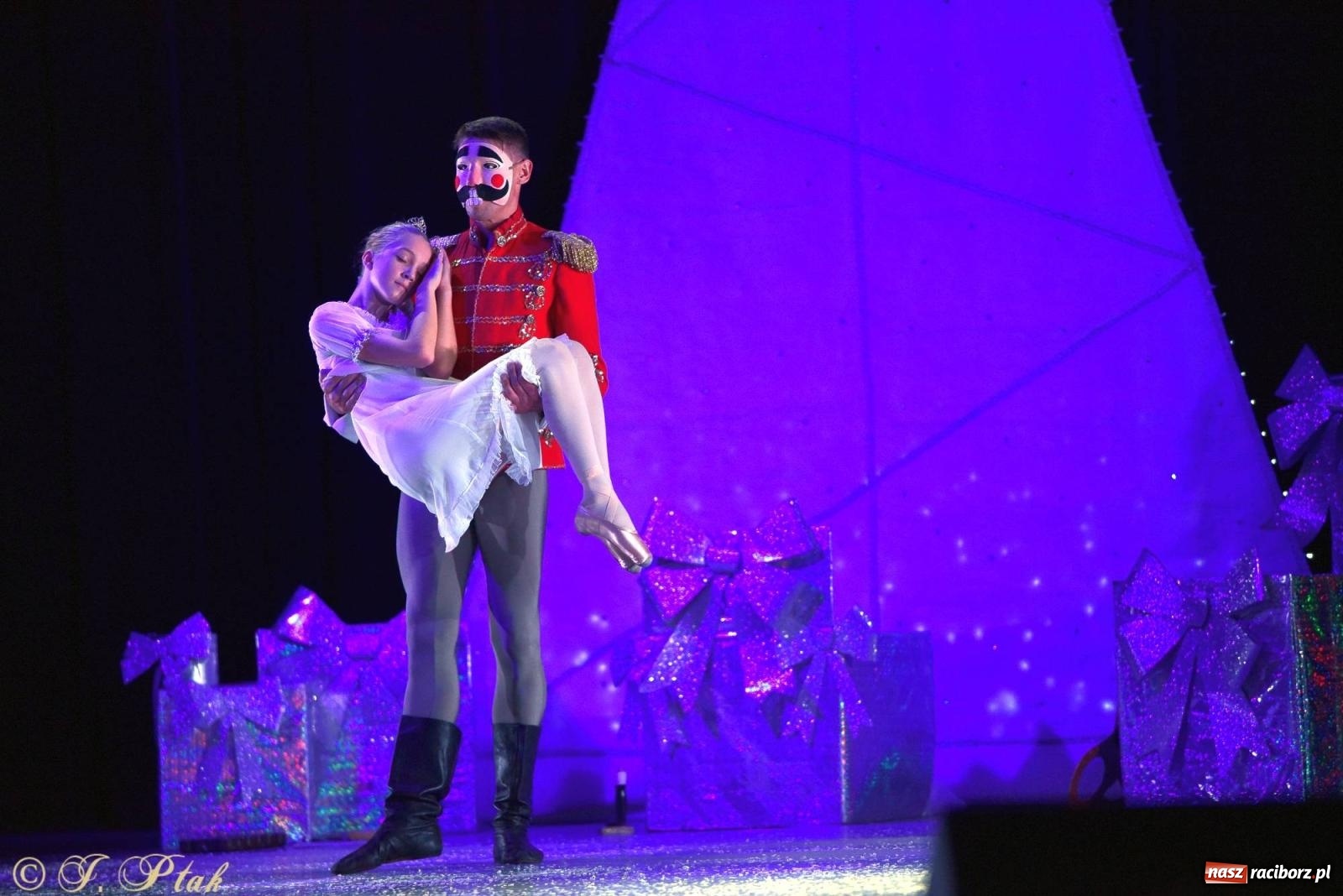 Zdjęcie w galerii na portalu naszraciborz.pl: Dziadek do orzechów - familijny spektakl na deskach RCK [FOTO i WIDEO] wiadomości z regionu