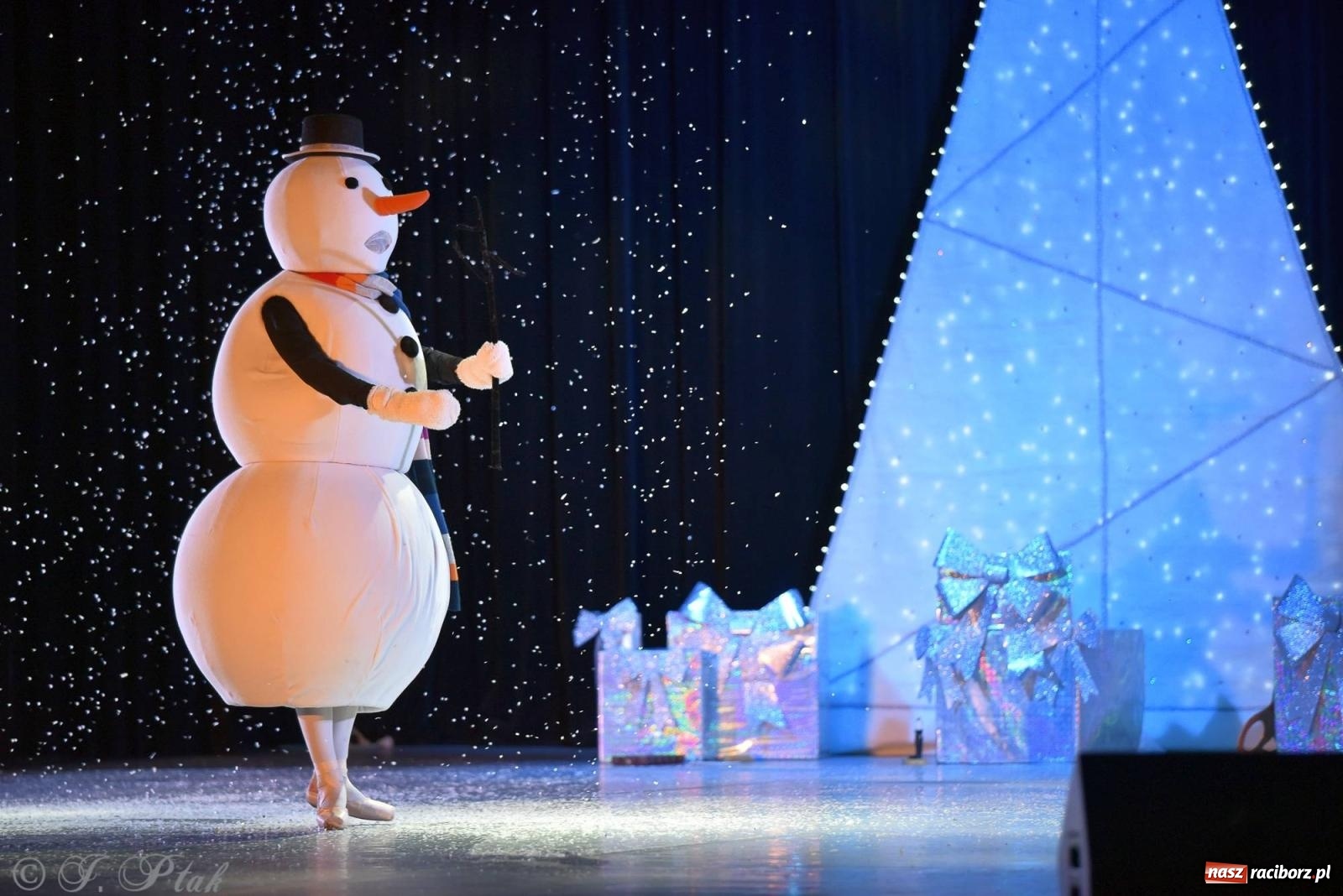 Zdjęcie w galerii na portalu naszraciborz.pl: Dziadek do orzechów - familijny spektakl na deskach RCK [FOTO i WIDEO] wiadomości z regionu