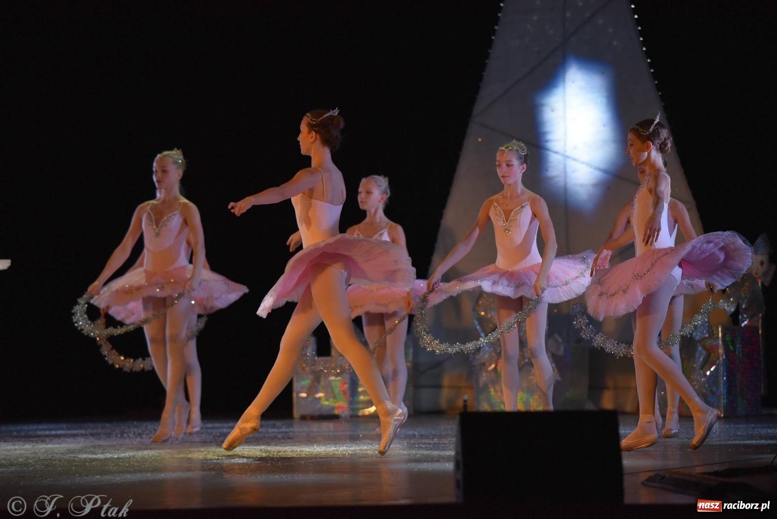 Zdjęcie w galerii na portalu naszraciborz.pl: Dziadek do orzechów - familijny spektakl na deskach RCK [FOTO i WIDEO] wiadomości z regionu