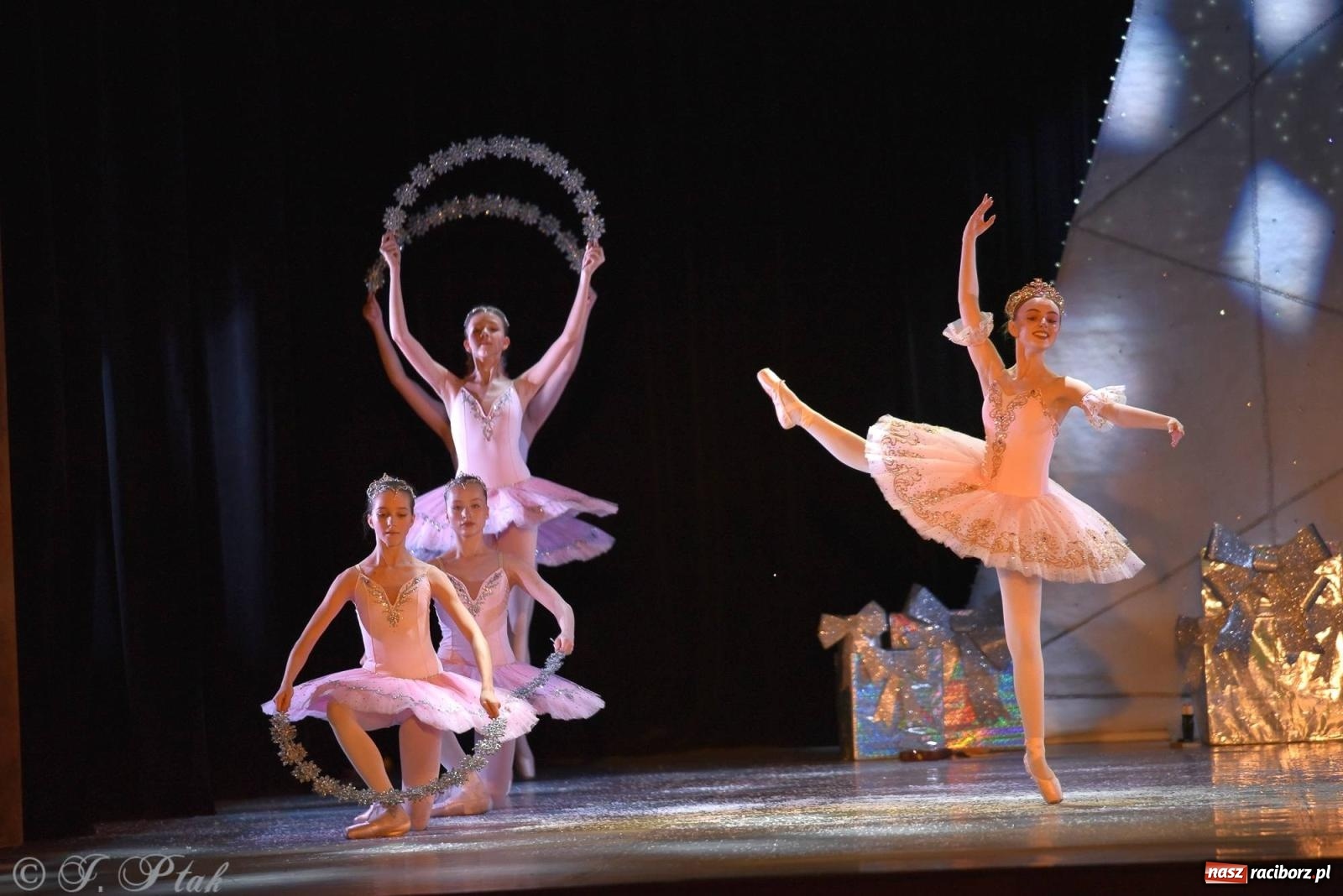 Zdjęcie w galerii na portalu naszraciborz.pl: Dziadek do orzechów - familijny spektakl na deskach RCK [FOTO i WIDEO] wiadomości z regionu