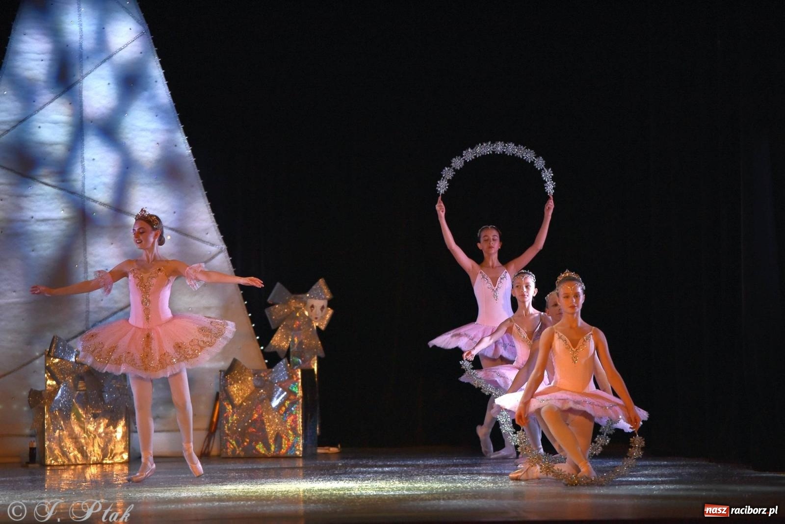 Zdjęcie w galerii na portalu naszraciborz.pl: Dziadek do orzechów - familijny spektakl na deskach RCK [FOTO i WIDEO] wiadomości z regionu