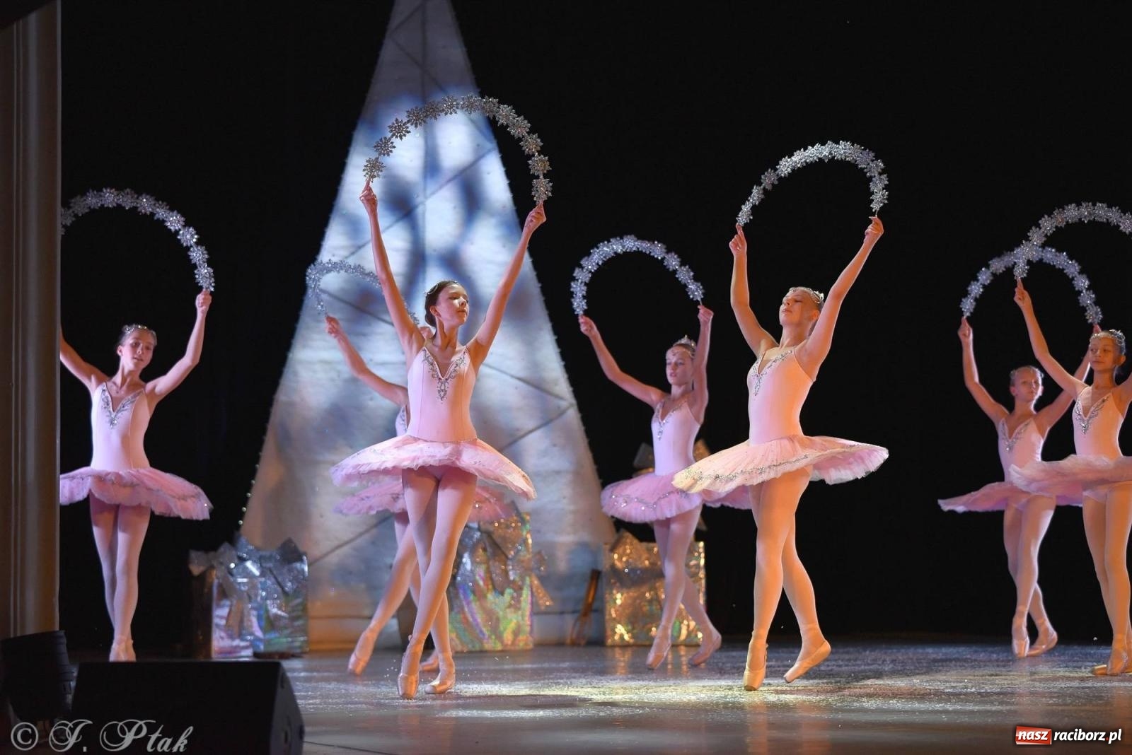 Zdjęcie w galerii na portalu naszraciborz.pl: Dziadek do orzechów - familijny spektakl na deskach RCK [FOTO i WIDEO] wiadomości z regionu