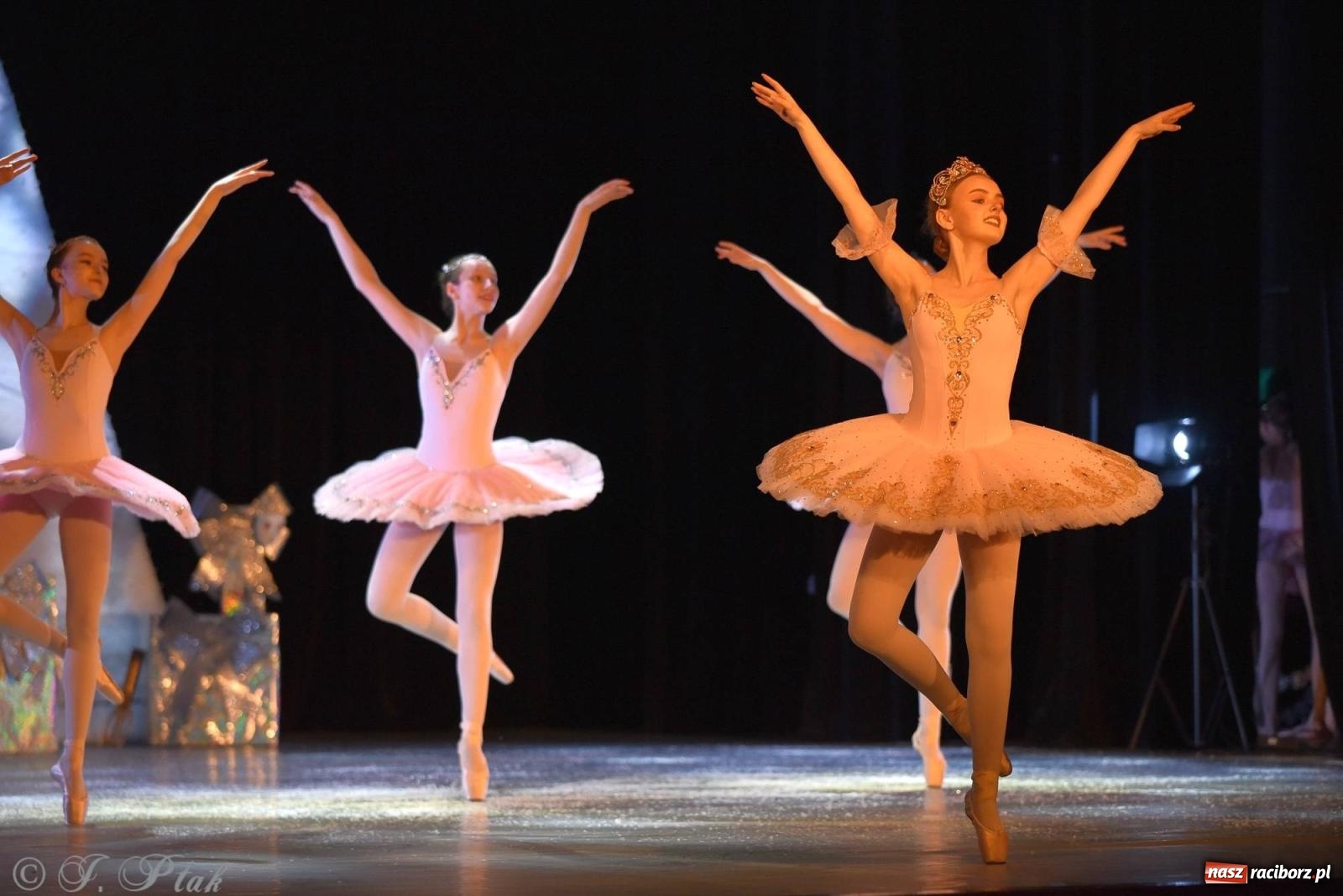 Zdjęcie w galerii na portalu naszraciborz.pl: Dziadek do orzechów - familijny spektakl na deskach RCK [FOTO i WIDEO] wiadomości z regionu