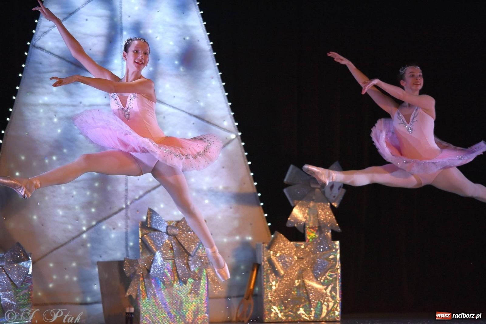 Zdjęcie w galerii na portalu naszraciborz.pl: Dziadek do orzechów - familijny spektakl na deskach RCK [FOTO i WIDEO] wiadomości z regionu