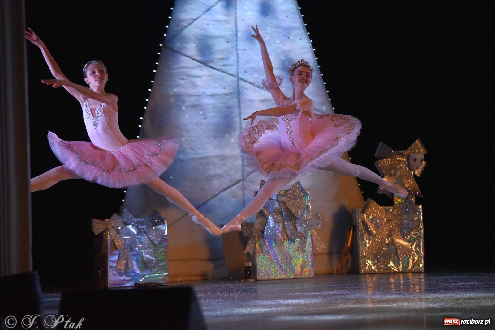 Zdjęcie w galerii na portalu naszraciborz.pl: Dziadek do orzechów - familijny spektakl na deskach RCK [FOTO i WIDEO] wiadomości z regionu