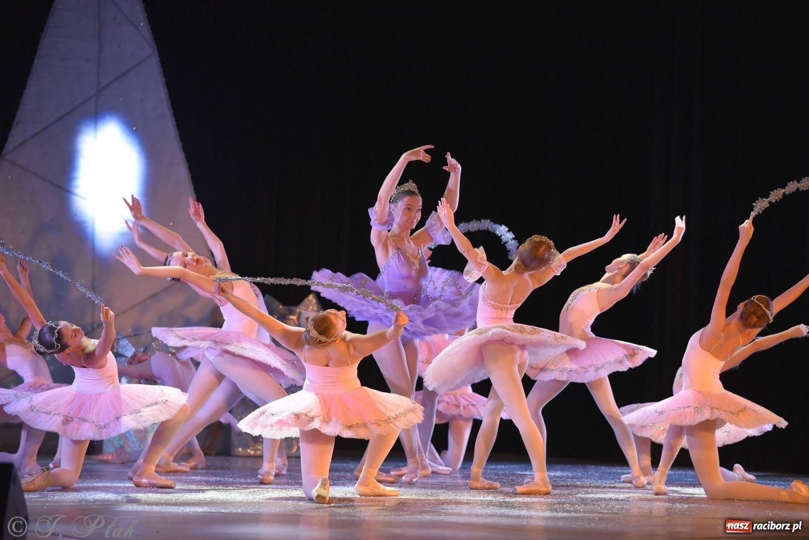 Zdjęcie w galerii na portalu naszraciborz.pl: Dziadek do orzechów - familijny spektakl na deskach RCK [FOTO i WIDEO] wiadomości z regionu