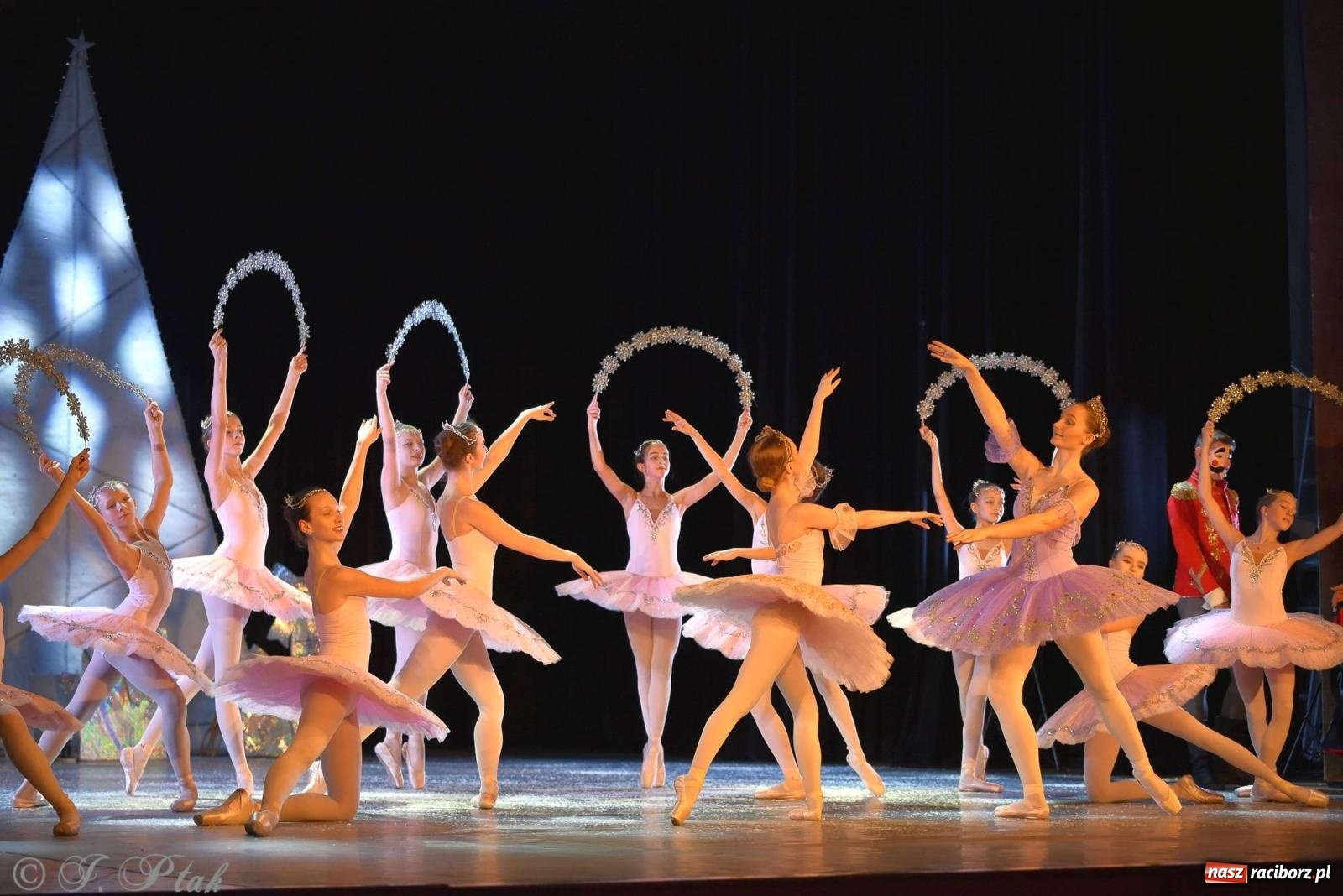 Zdjęcie w galerii na portalu naszraciborz.pl: Dziadek do orzechów - familijny spektakl na deskach RCK [FOTO i WIDEO] wiadomości z regionu