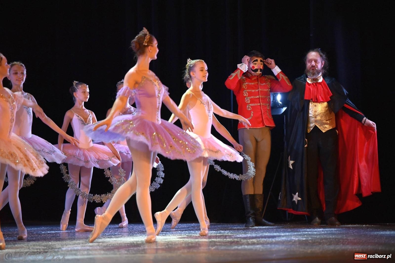 Zdjęcie w galerii na portalu naszraciborz.pl: Dziadek do orzechów - familijny spektakl na deskach RCK [FOTO i WIDEO] wiadomości z regionu