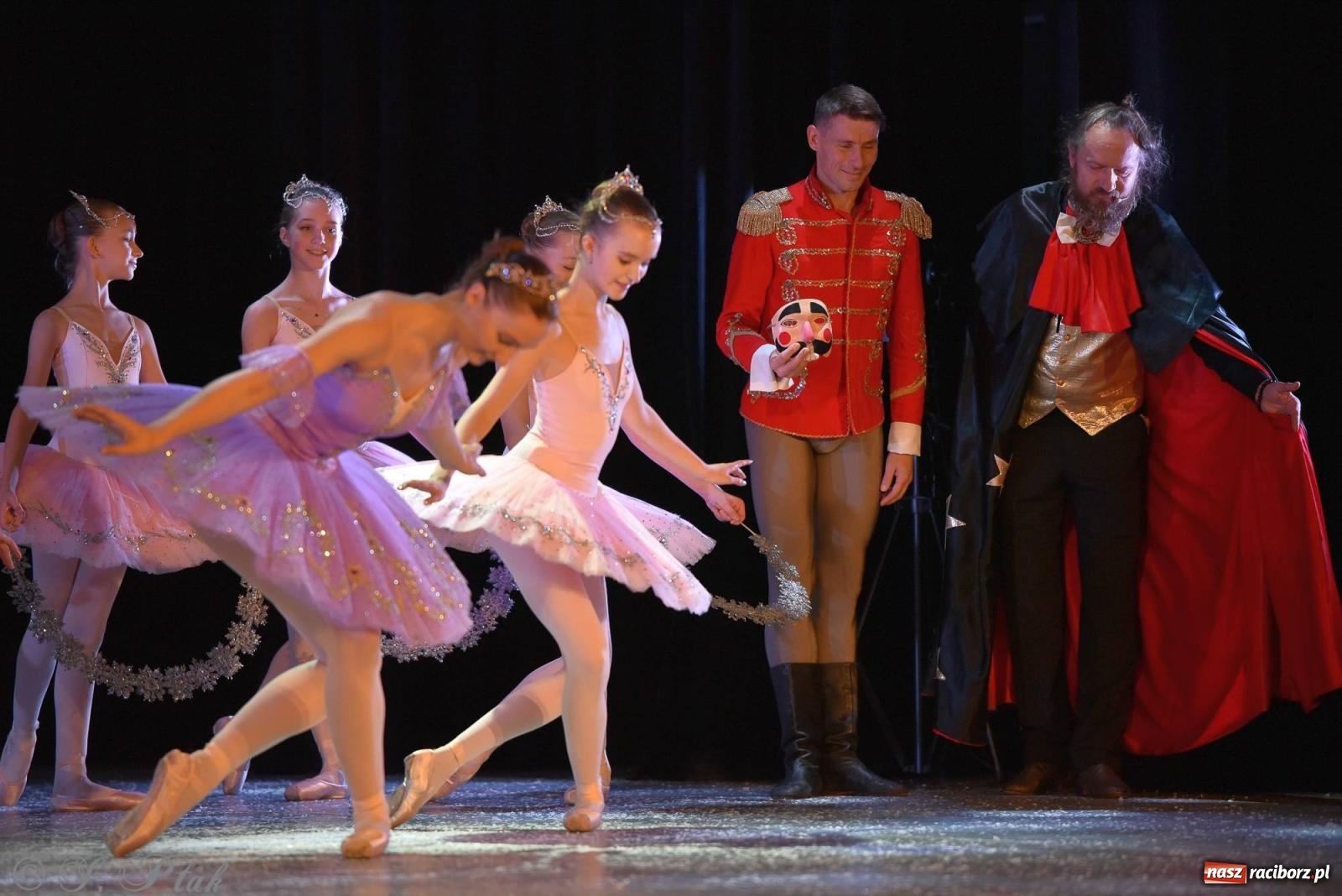 Zdjęcie w galerii na portalu naszraciborz.pl: Dziadek do orzechów - familijny spektakl na deskach RCK [FOTO i WIDEO] wiadomości z regionu