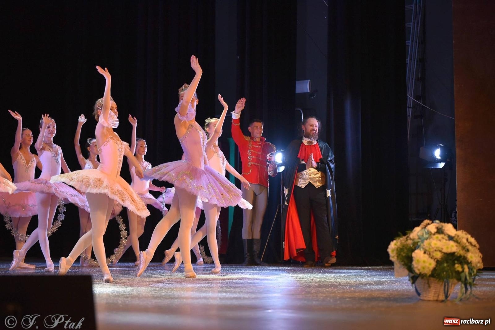 Zdjęcie w galerii na portalu naszraciborz.pl: Dziadek do orzechów - familijny spektakl na deskach RCK [FOTO i WIDEO] wiadomości z regionu