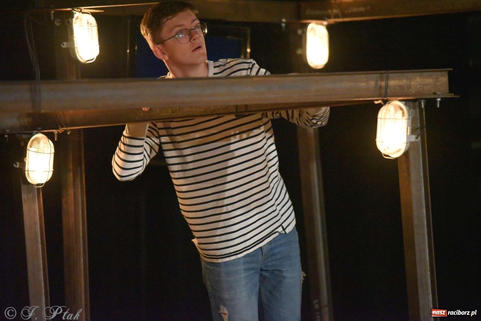 Zdjęcie w galerii na portalu naszraciborz.pl: Last Minute. Rdzenni Górnoślązacy pokazali w RCK spektakl o transformacji wiadomości z regionu