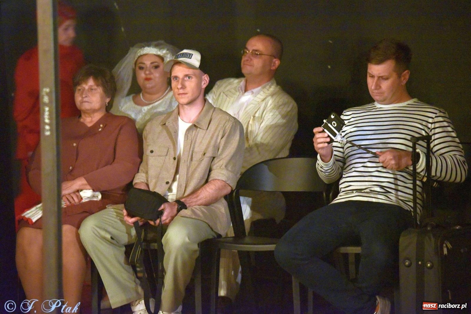 Zdjęcie w galerii na portalu naszraciborz.pl: Last Minute. Rdzenni Górnoślązacy pokazali w RCK spektakl o transformacji wiadomości z regionu